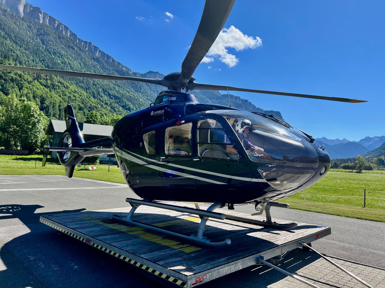 Airbus EC135 HEMS Rettungshubschrauber im alpinen Einsatz