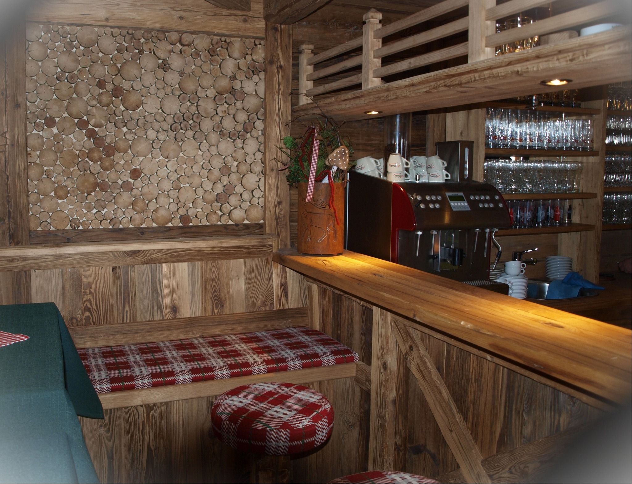 Möseralm Bar Holzdesign und alpine Atmosphäre