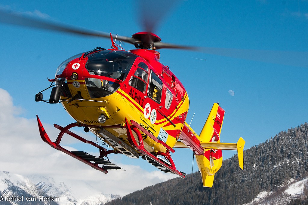 Airbus EC135 OE-XRS AlpinHeli 3 im alpinen Einsatz