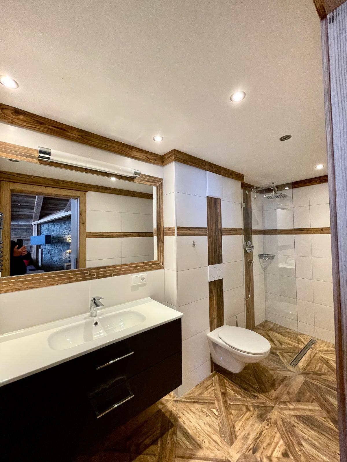 Suite Grenzstadl Badezimmer Ferienwohnung Appartementhaus Möseralm Steinplatte