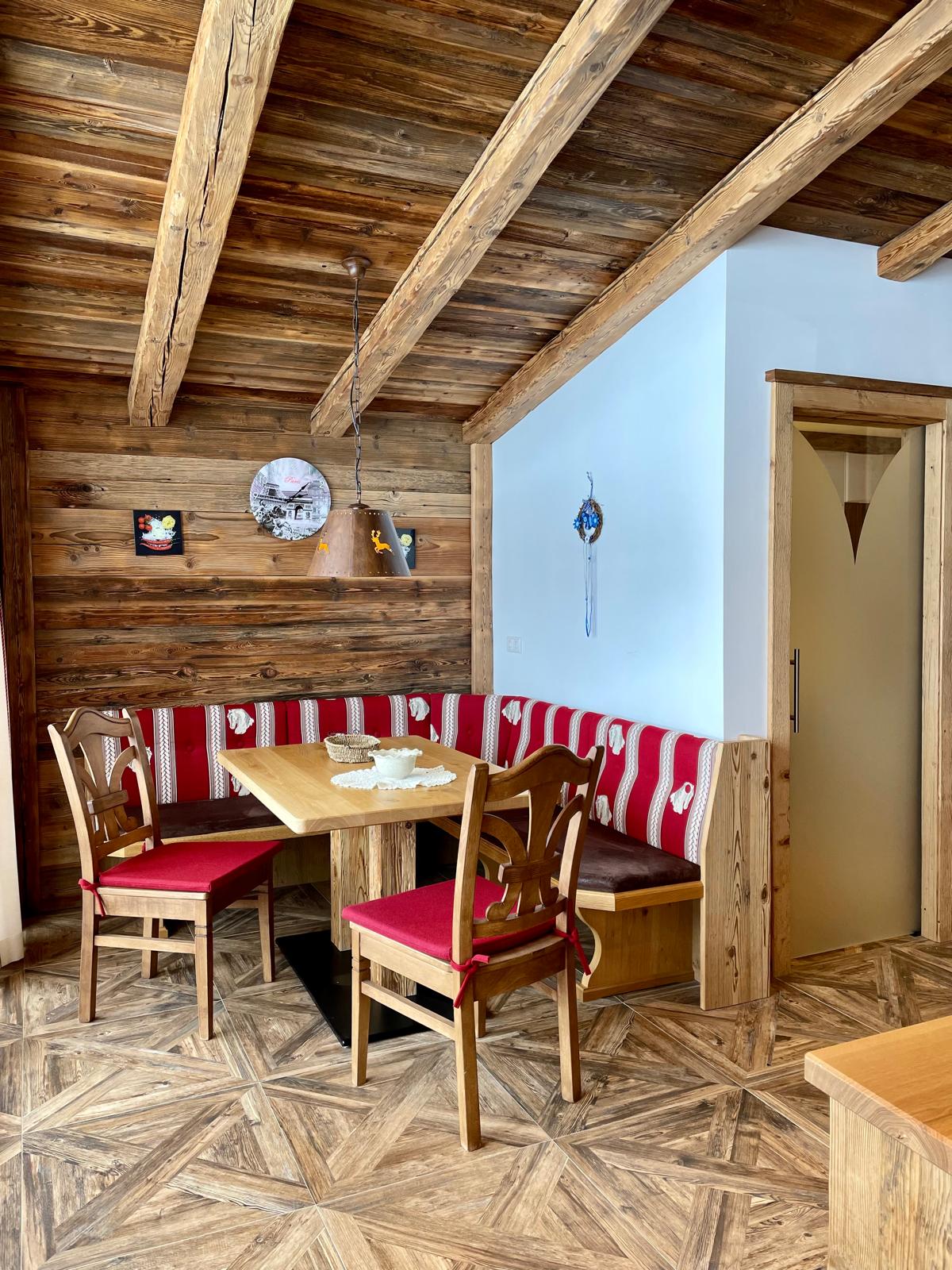 Suite Grenzstadl Essbereich Ferienwohnung Appartementhaus Möseralm Steinplatte