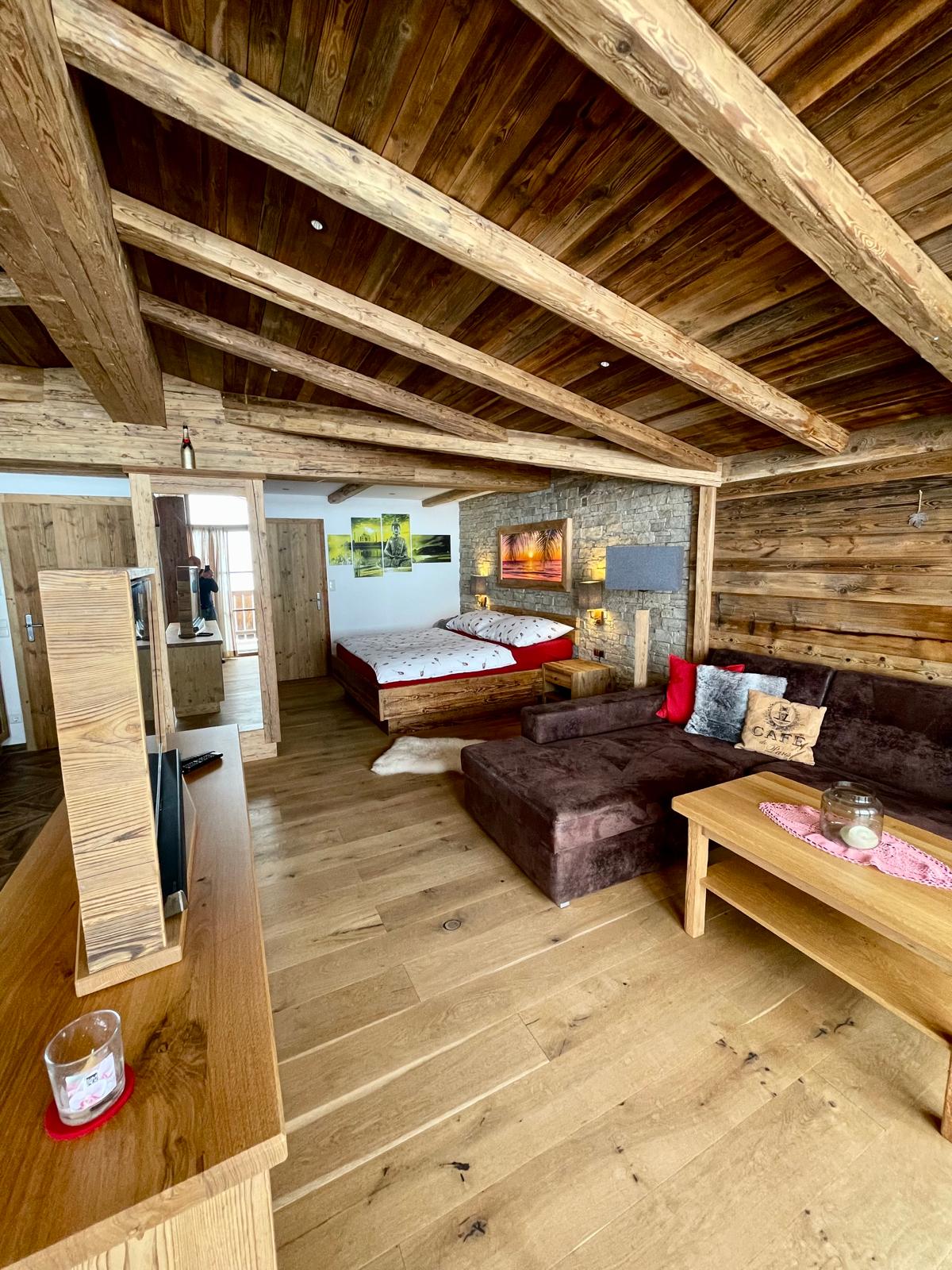 Suite Grenzstadl Wohnbereich Ferienwohnung Appartementhaus Möseralm Steinplatte